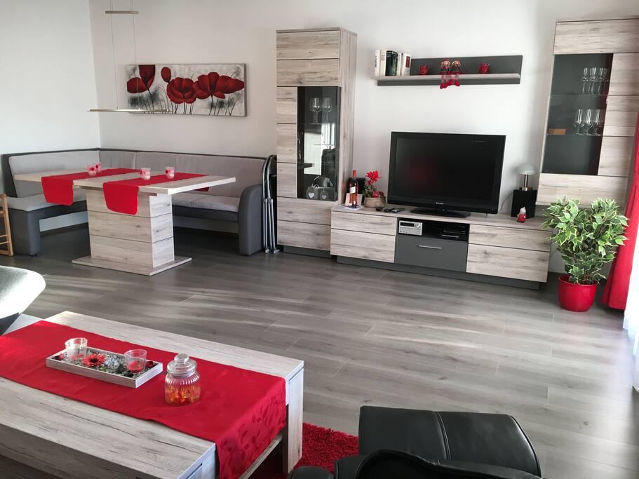 Sitzecke und Esstisch im Wohnzimmer im UG