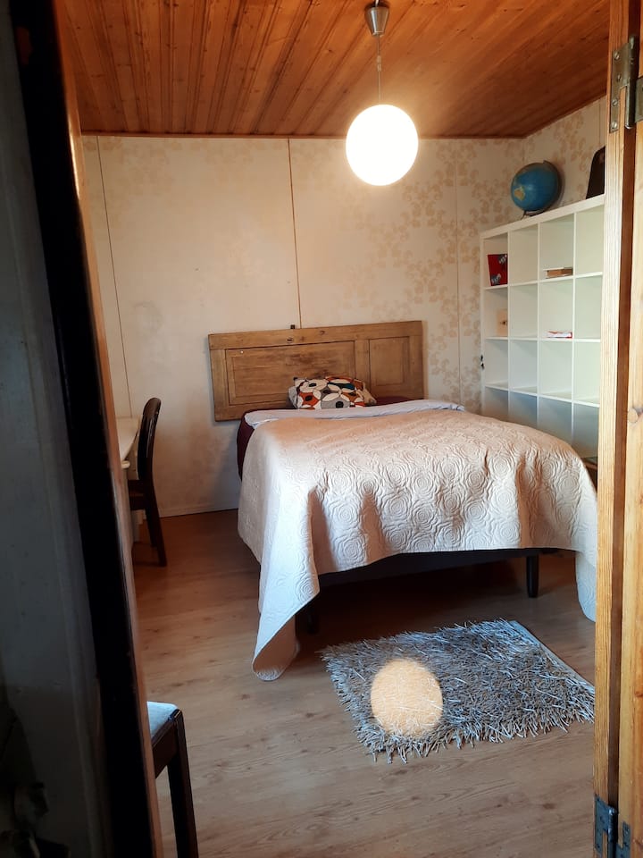 120 - сантиметрово легло и бюро в стаята.