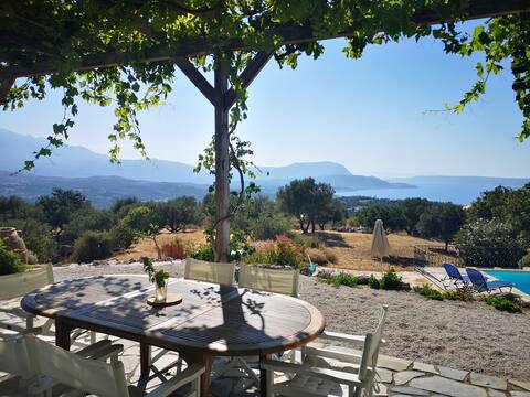 Superb Villa, privacy, pool and marvelous sea view