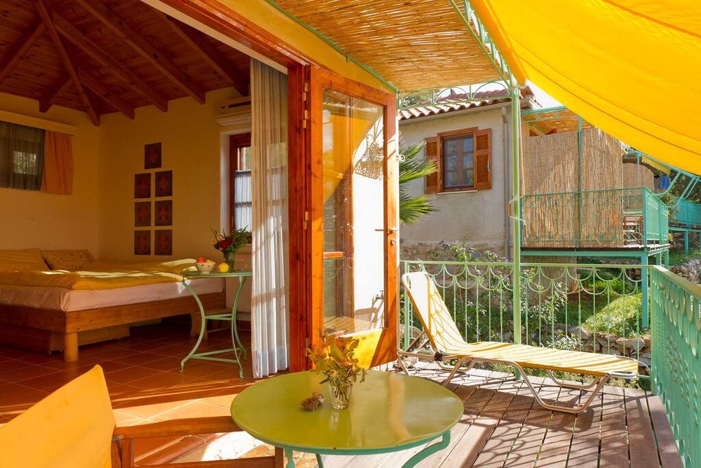 Blick vom Balkon in den Bungalow