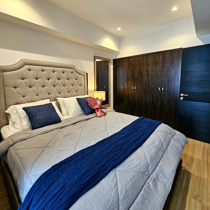 ห้องนอน "Hagu" พร้อมเตียงขนาดคิงไซส์ทีวี UHD Google ขนาด 50 "และตู้เสื้อผ้าเพื่อผ่อนคลายและให้คุณได้พักผ่อนอย่างสงบในระหว่างเข้าพัก

หมายเหตุ: มีเสื่อเดี่ยวพิเศษสำหรับผู้เข้าพักเพิ่มเติมของคุณ