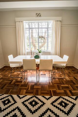 Beautiful Art Deco apartment in Gardens, Cape Town gallery image 2