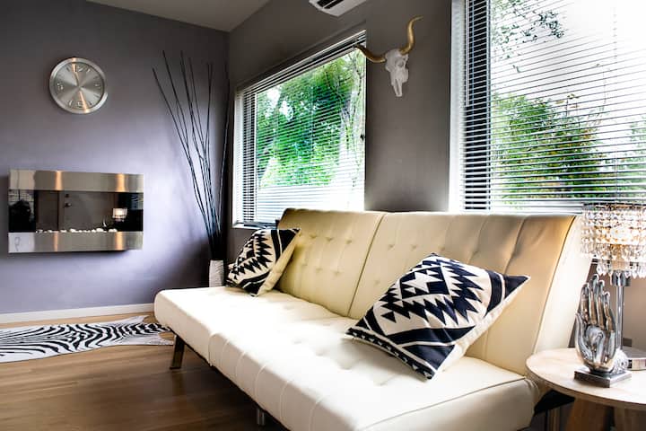 Esta habitación está en la parte trasera de la casa y es relativamente privada, pero no hay una puerta en esta habitación. Hay un sofá cama y un baño en esta habitación. Usamos principalmente esta habitación para relajarnos junto a la chimenea con un libro.