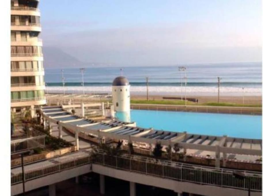Vista hacia el mar desde la piscina.