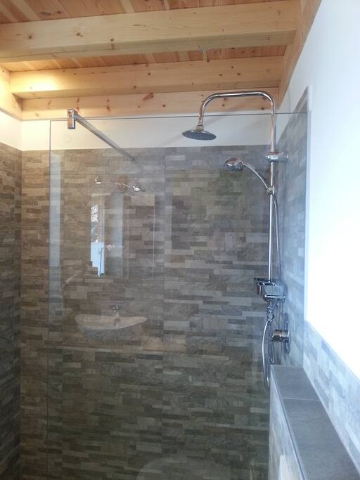 Geräumige Dusche