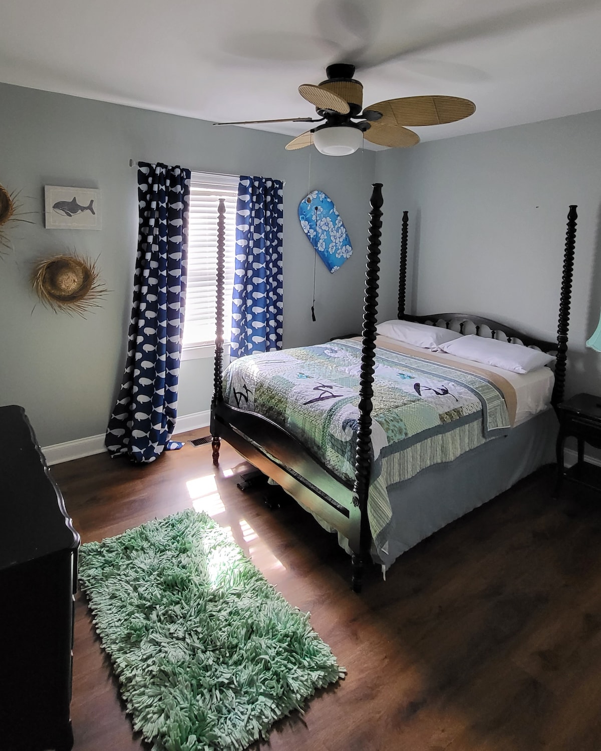 Спалня с голямо двойно легло