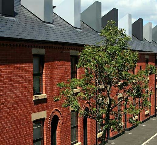 Cozy Three Bedroom Home Media City/ Free Beverages