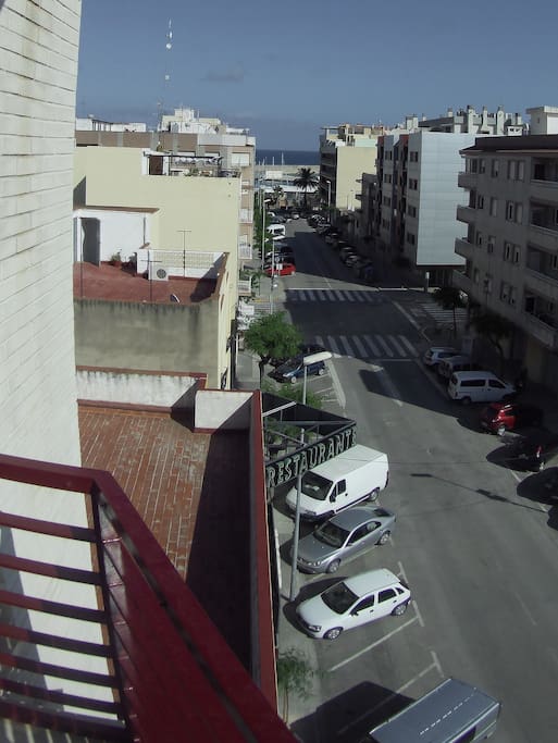 Vistas desde la terraza, el puerto deportivo al fondo