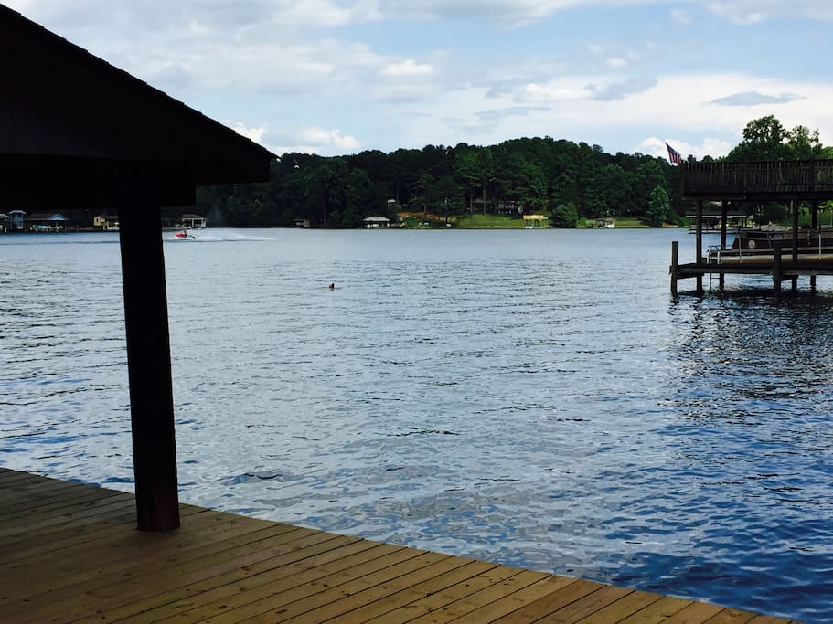 Cove is perfect for swimming and water sports while providing easy access to main lake channel and Bridgewater Plaza (5 mins by water)