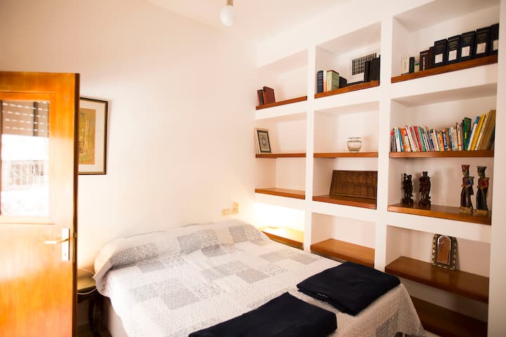 Dhomë gjumi dyshe me një tarracë të vogël