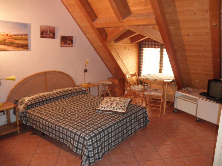 divano letto aperto predisposto per la notte