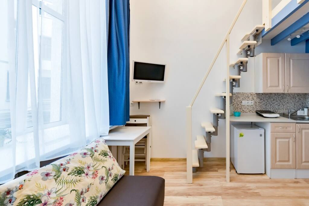 Квартира студия двухуровневая. Двухуровневые квартиры в казани. Двухуровневая квартира снять посуточно. Квартиры в москве с потолками 4 метра. Двухуровневая студия в москве 25кв.