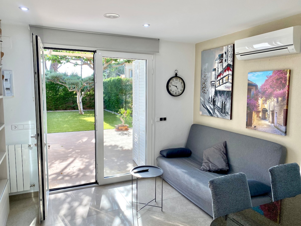 Top performing Airbnb: A cozy apartment, perfect for couples in L'escala