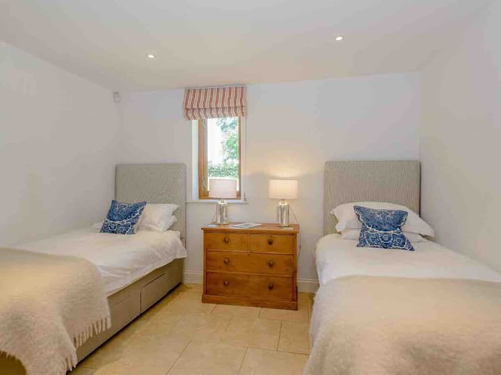 Twin bedroom