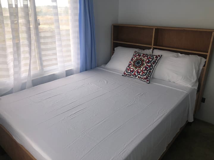 غرفة نوم في الطابق الأرضي بسرير كامل الحجم 