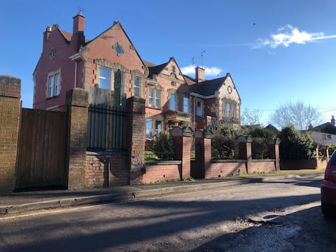 Superb Edwardian house - Sleeps 4 central Amesbury
