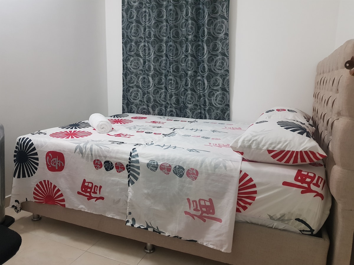 Sekundarna soba s bračnim krevetom.