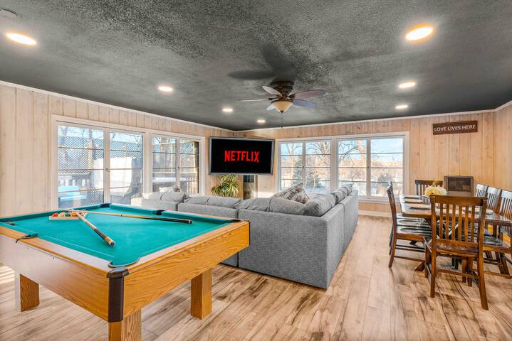 ★Minneapolis Oasis★Hot Tub w TV★Theater★Fire Pit★ gallery image 2