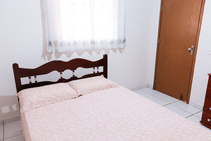 Habitación con una habitación doble y una habitación individual.