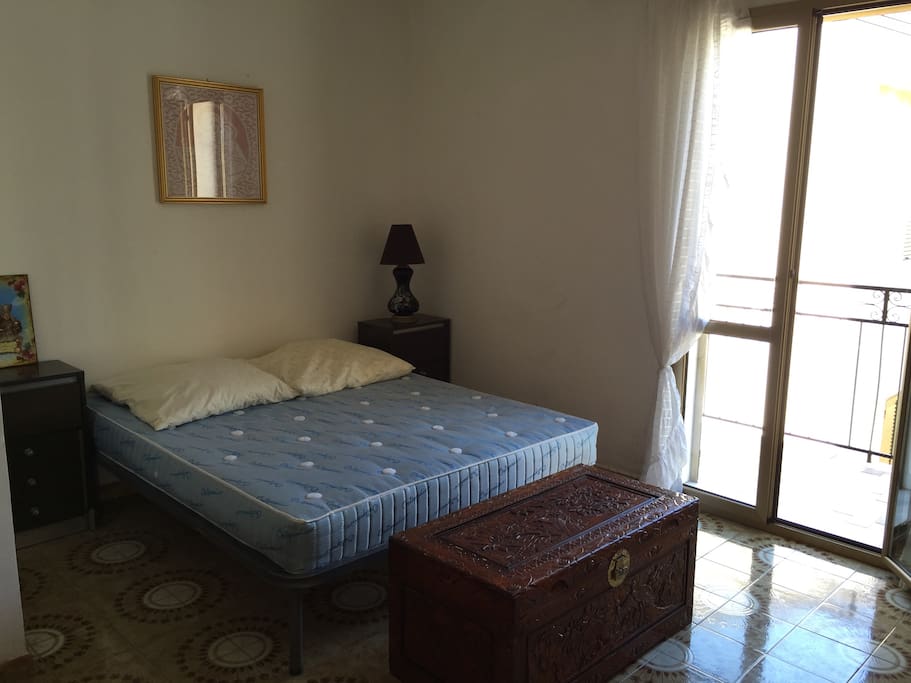 stanza da letto con balcone / Schlafzimmer mit Balkon / bedroom with balcony