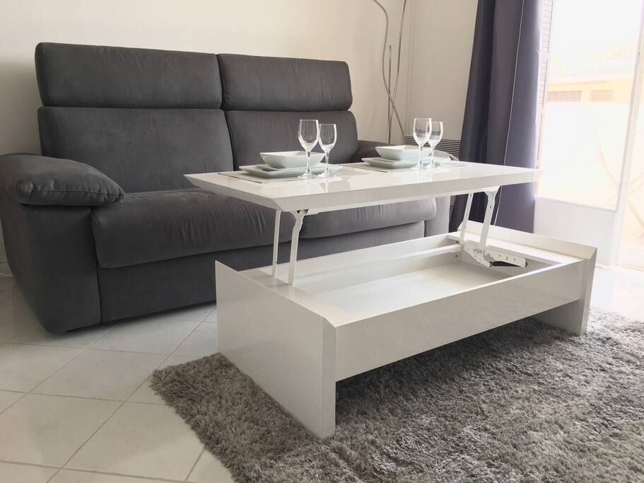 Table basse fonctionnelle se relevant pour profiter pleinement de l'espace salon lors de vos repas.
Functional low table as you can enjoy it for eating.