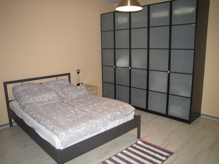 Hauptschlafzimmer mit Doppelbett, Kleiderschrank und Kommode