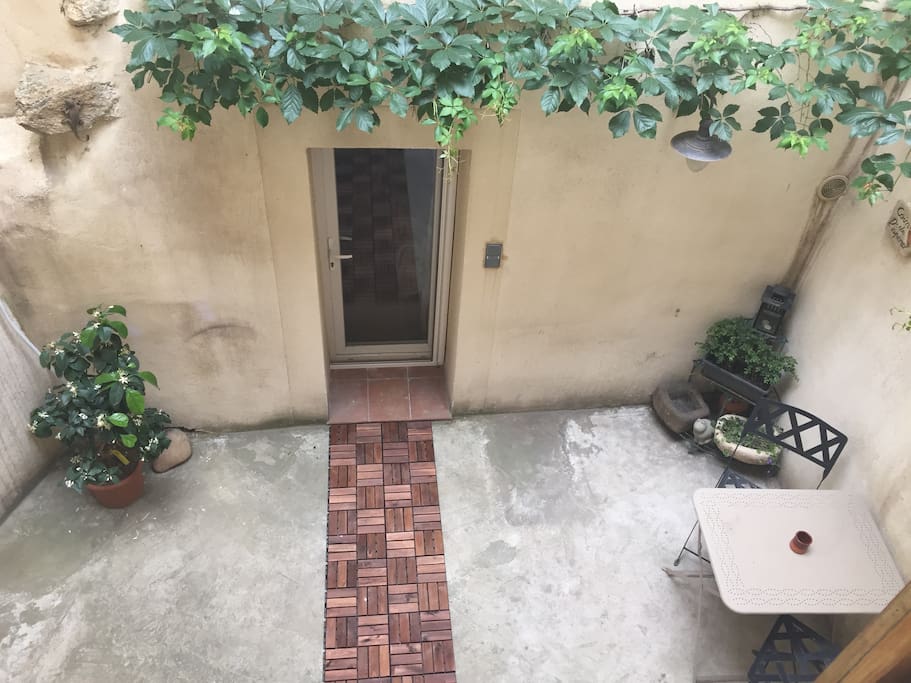 Court yard and access to first bedroom/ Cour et accès a la première chambre