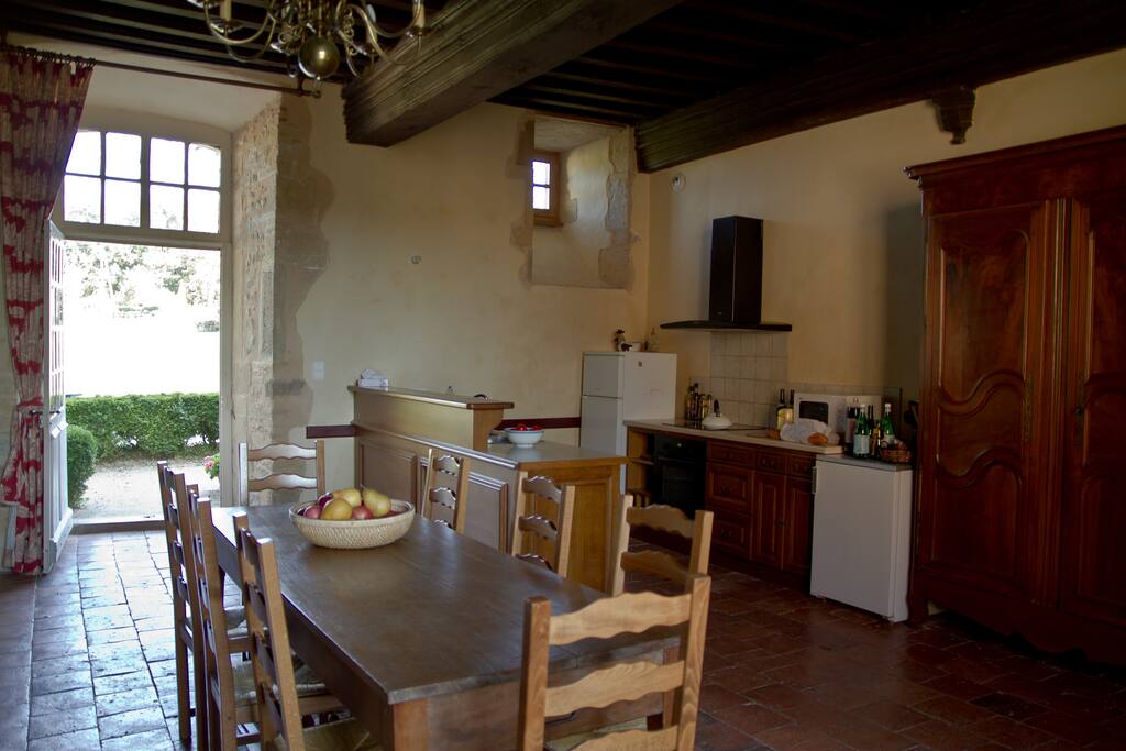 Cuisine américaine ouverte sur la salle à manger