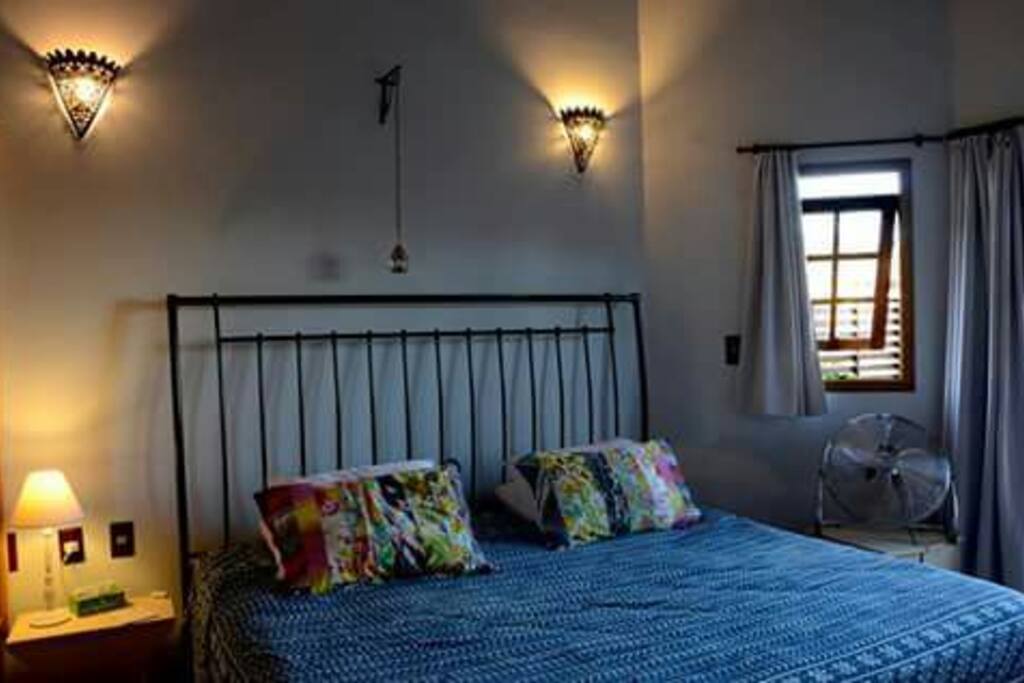 Quarto 1-suite com cama super king size, varanda, banheiro, TV a cabo, WI-FI. Super King bed, bacony, WI-FI, TV.