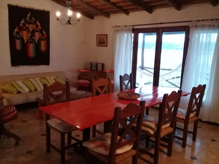 غرفة طعام تطل على البحيرة