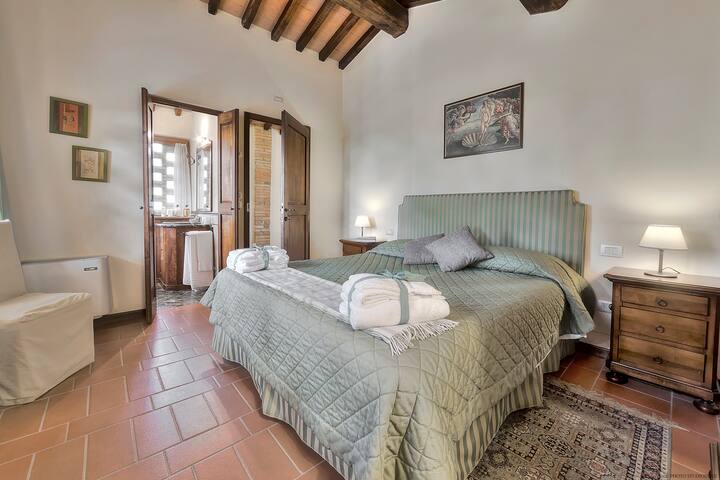 אחד מ -2 חדרי השינה (חדר שינה זוגי או זוגי, לפי בקשה)