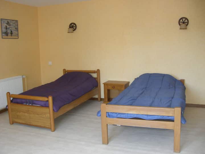 Bedroom with 3 single beds