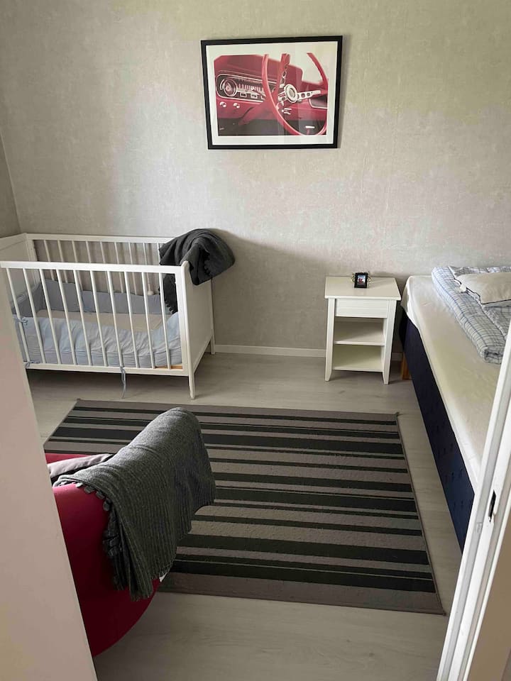 Tredje sovrummet med en enkelsäng och en spjälsäng som alltid finns i huset.

Sovrummet har självklart mörkläggningsgardiner.