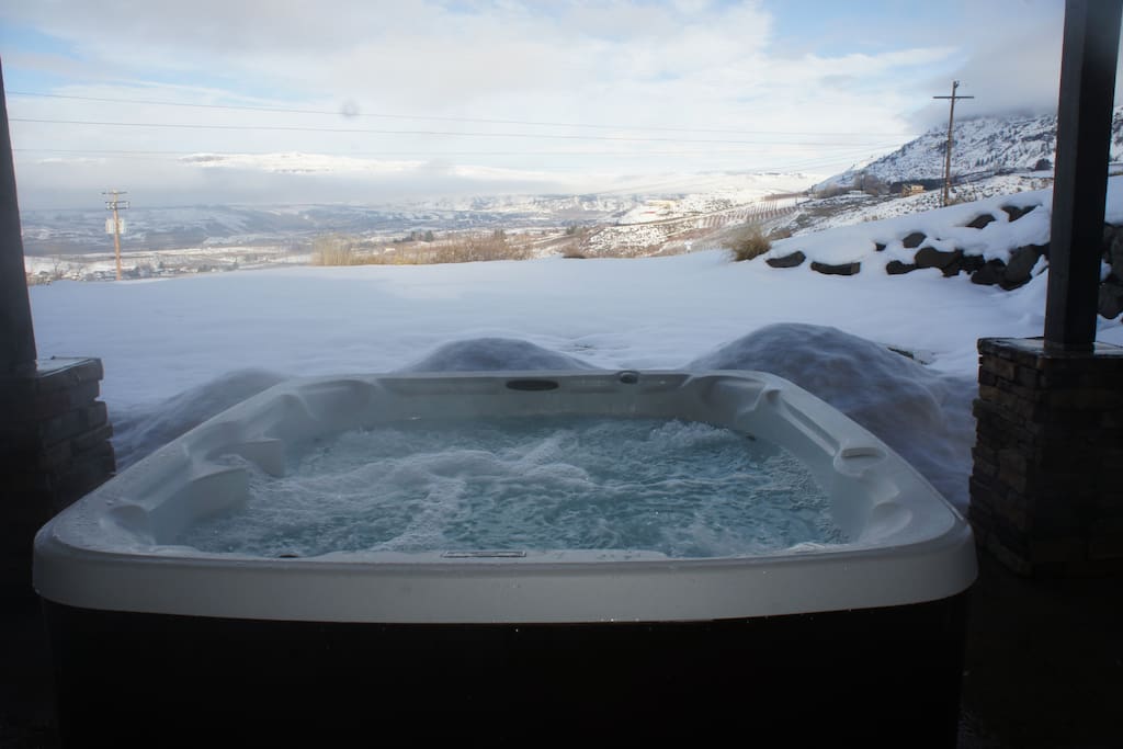 Enjoy the snow & view from the hot tub.