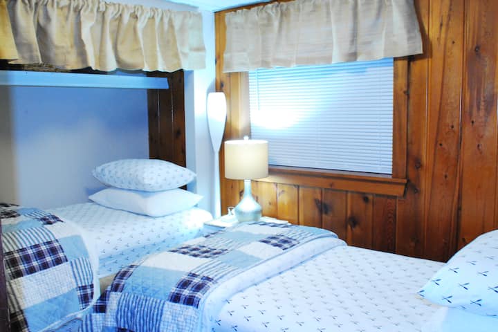 Ორადგილიანი საძინებელი, რომელიც მდებარეობს დედოფლის ოთახის გარეთ, ტელევიზორითა და ვენტილატორით 