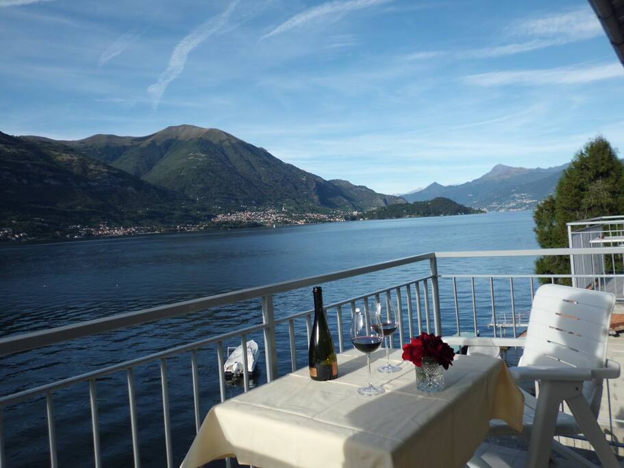 Balcony DIRECTLY on the lake