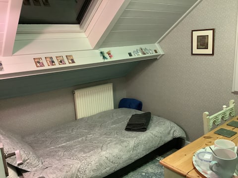 Warm Welsh welcome nr Cardiff (Single bedroom)