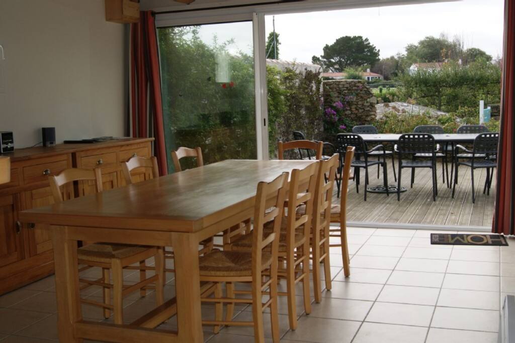 Grande salle à manger lumineuse + cuisine américaine toute équipée