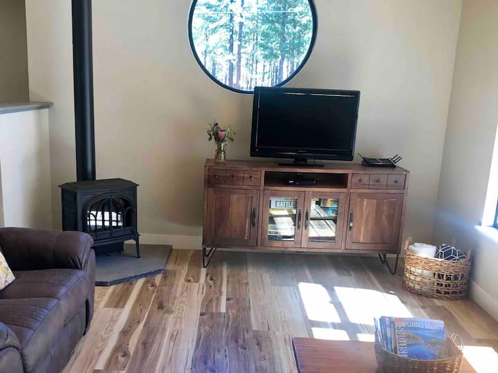 Dhomë ndenjjeje me oxhak me gaz Smart Jotül 