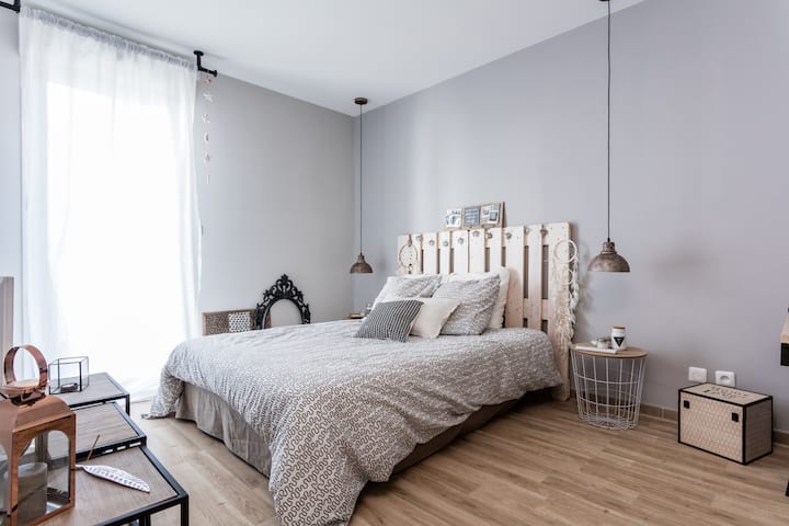 Slaapkamer - slaapgedeelte - zuidwestelijke expo tuin binnenplaats 