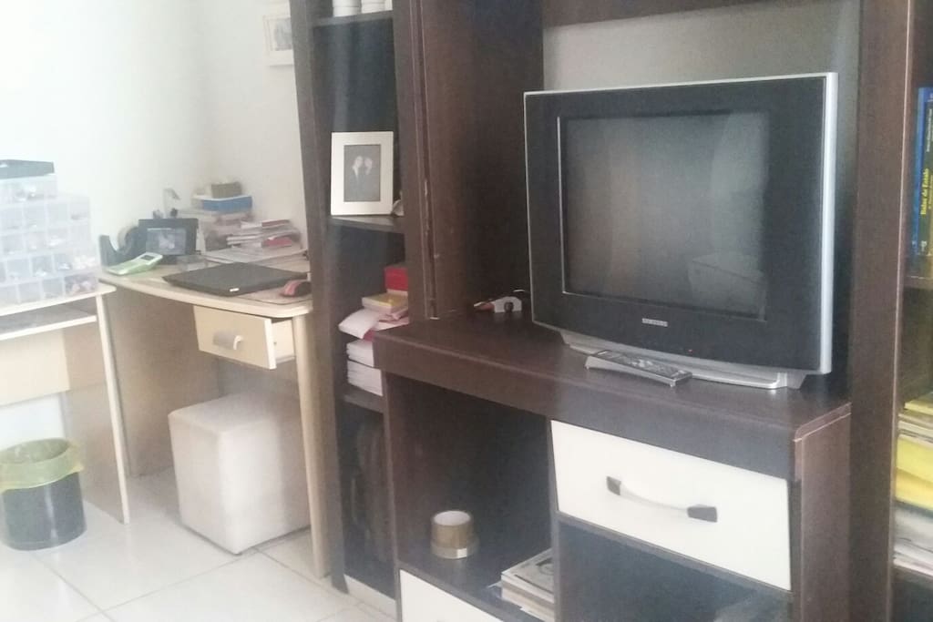 quarto com Wifi e TV a cabo