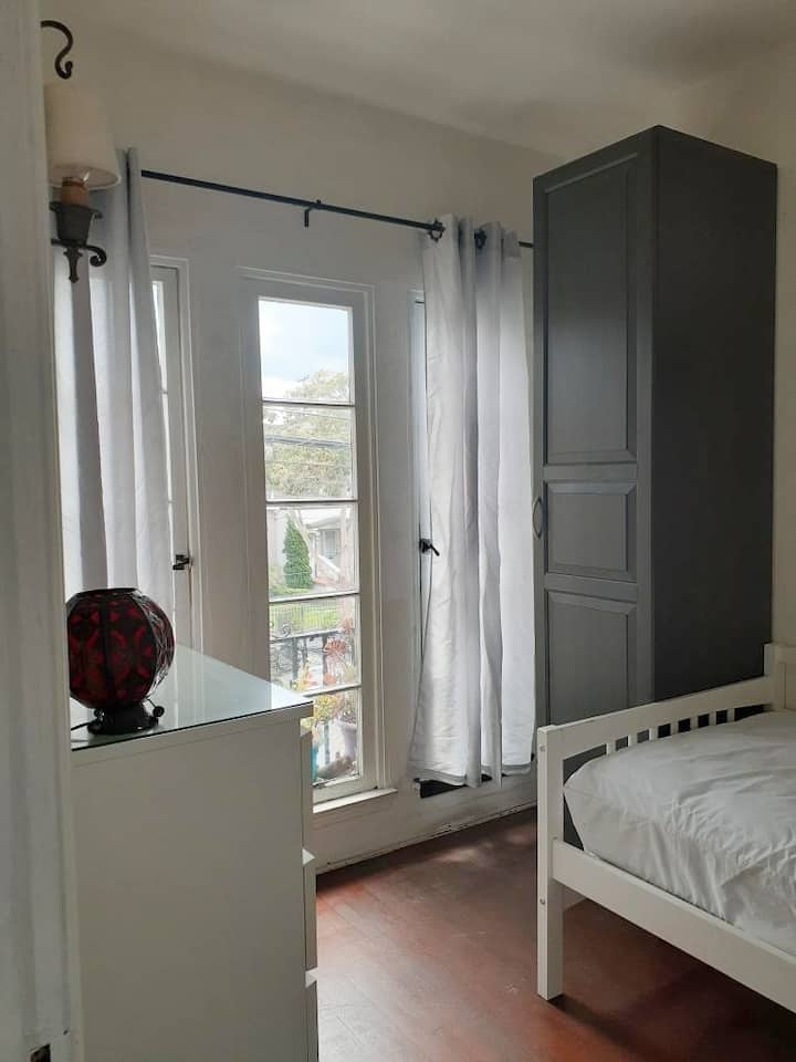 Quarto #2 ao lado da sala de estar com vista para a 2ª rua