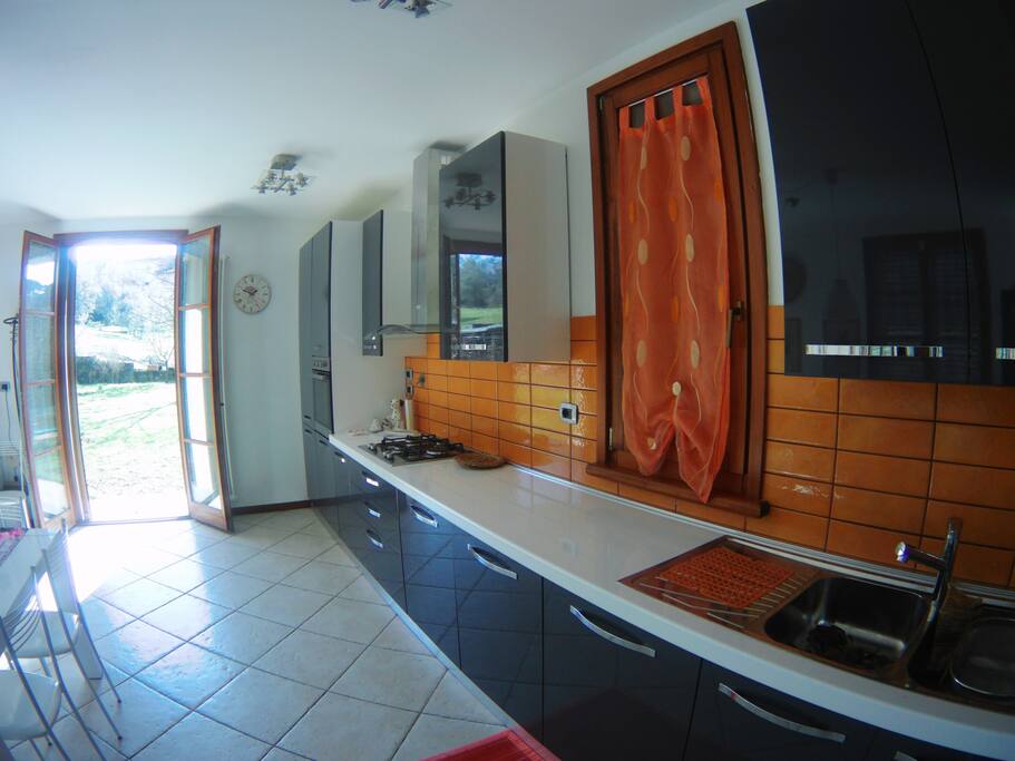 Piano Terra: Cucina con frigo, forno e lavastoviglie