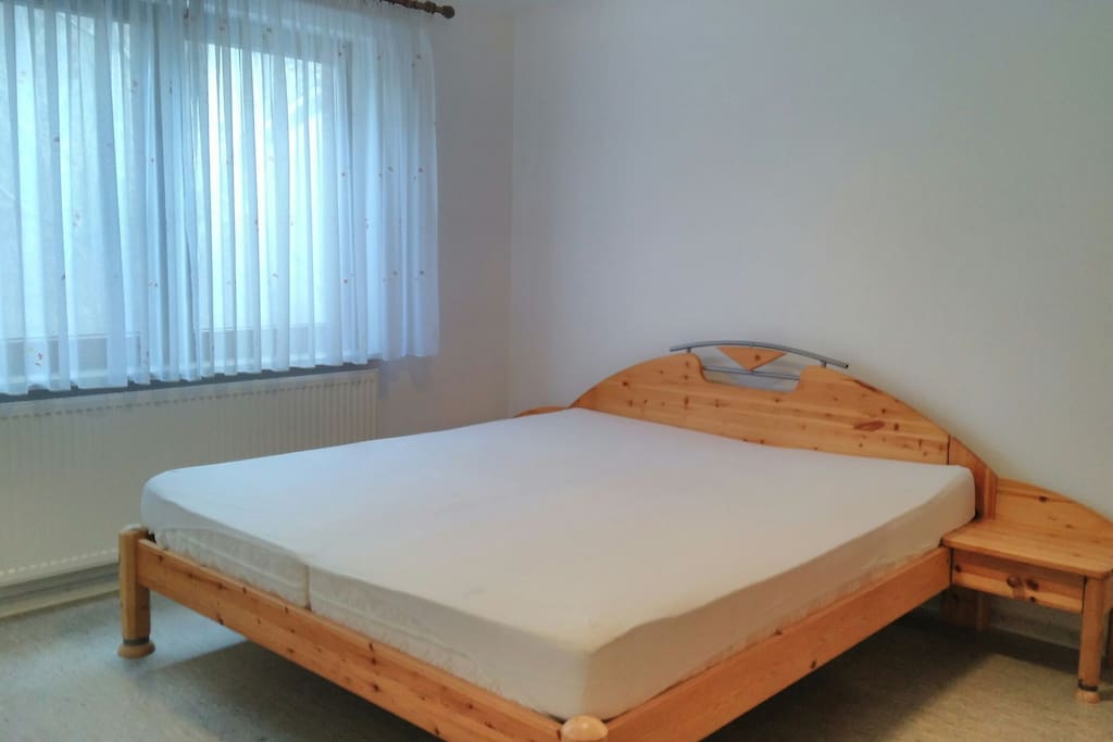 Ein Doppelbett im Schlafzimmer
