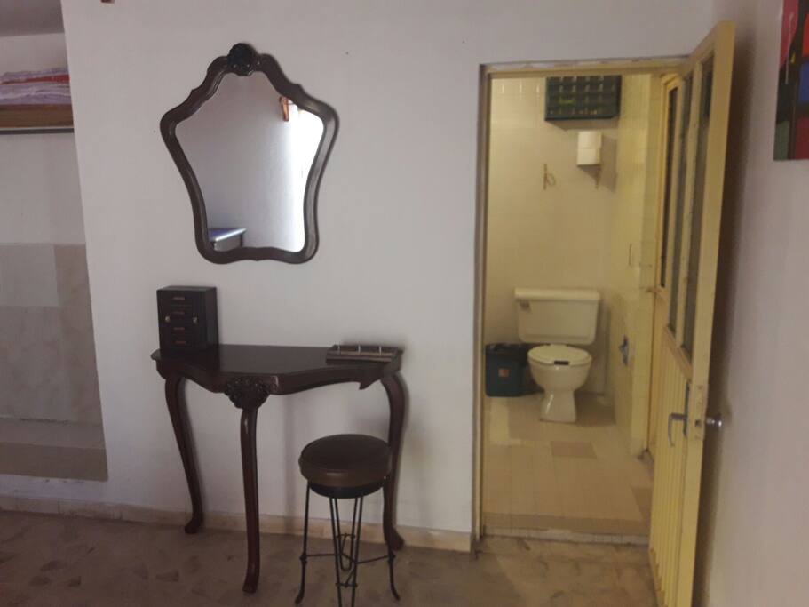 el cuarto cuenta con un baño completo totalmente independiente y limpio