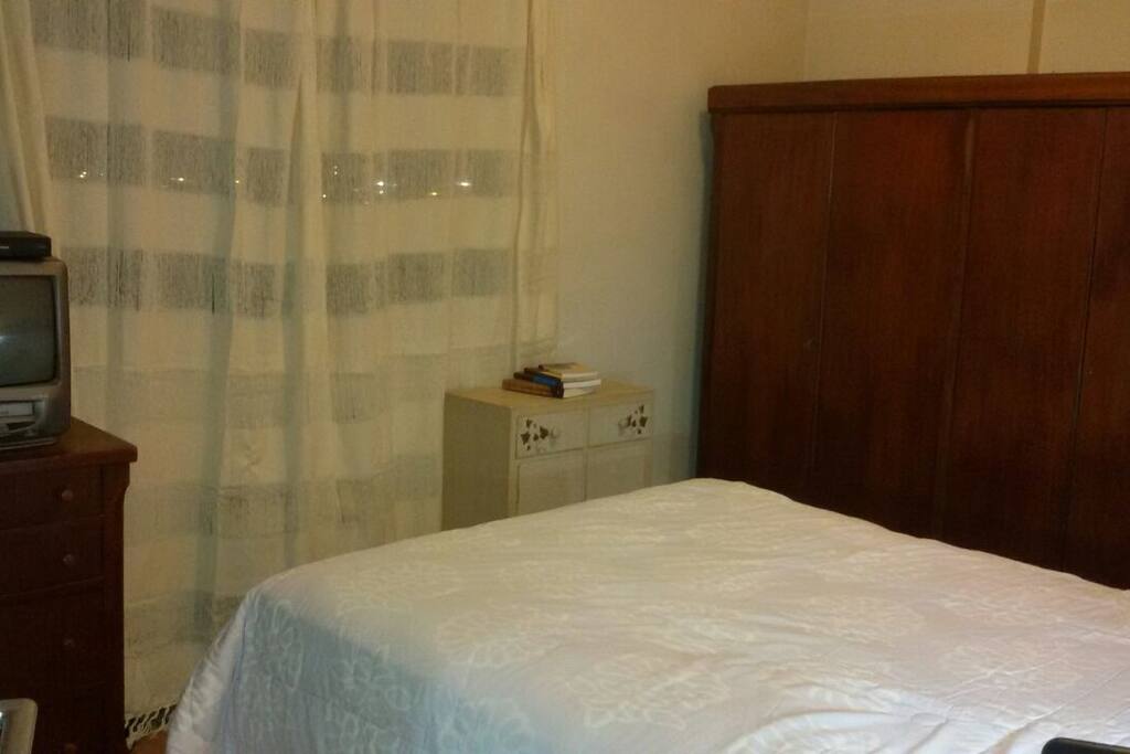 Suite com comoda e ar condicionado