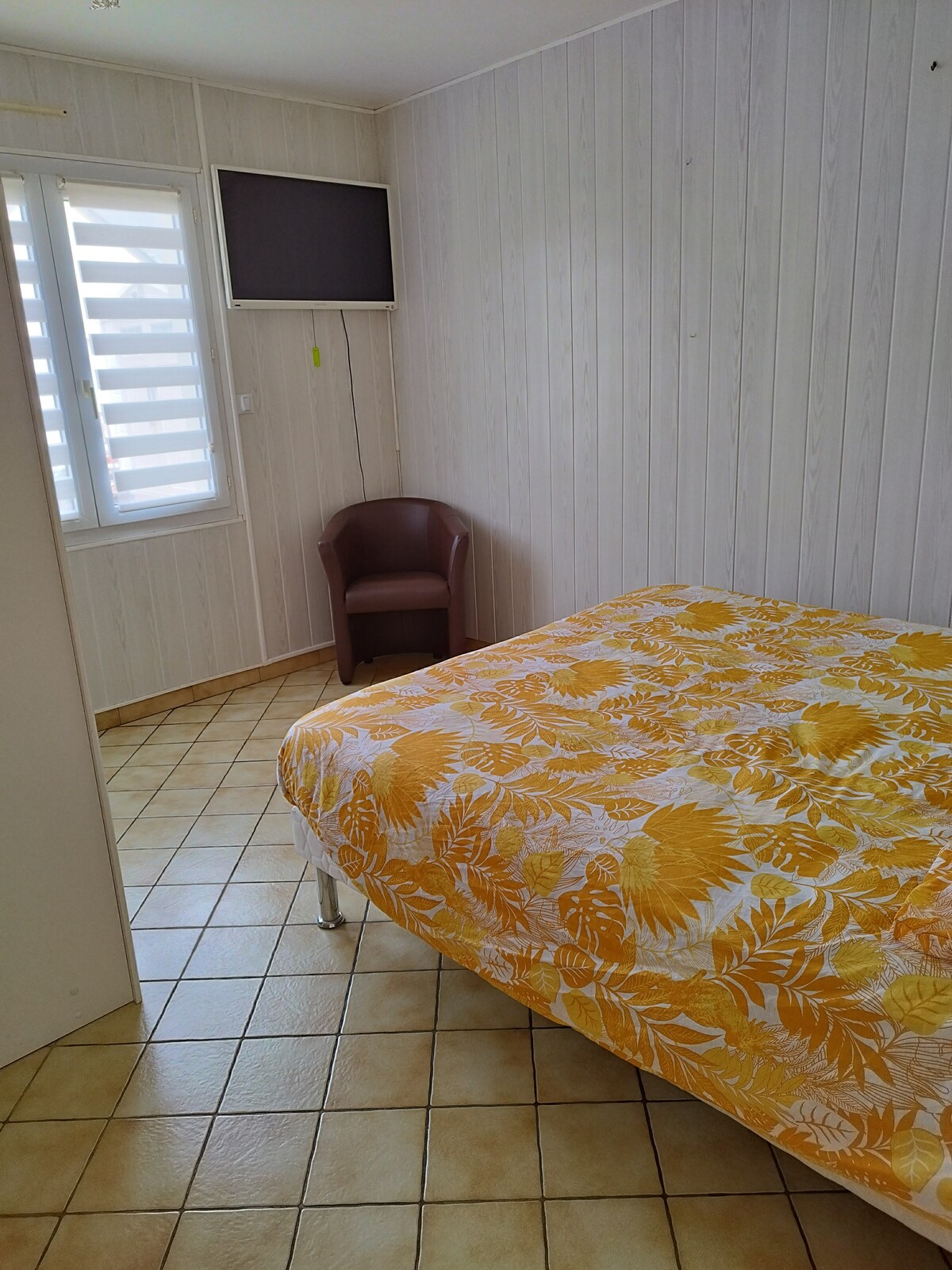 Spálňa na prízemí s posteľou 160*200 , šatníkom , kreslom a televízorom 