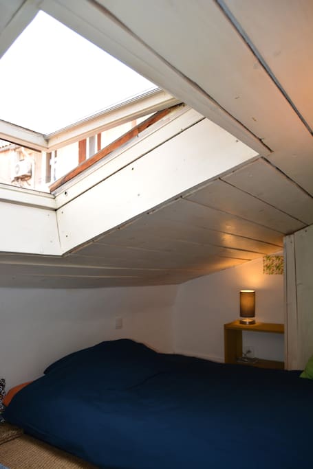 Couchage supplémentaire (petit espace de nuit mansardé).