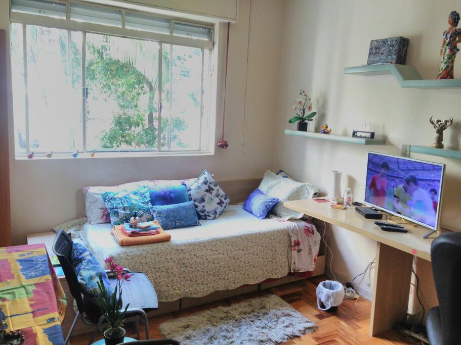 Quarto anunciado. Dispõe de armário, bancada para notebook, wi-fi 24 horas e TV 32 pol. com TV a cabo.