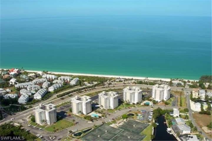 Penthouse Water Views! 4 Minute Walk Across The Street To The Beach! - Bonita Springs, FL